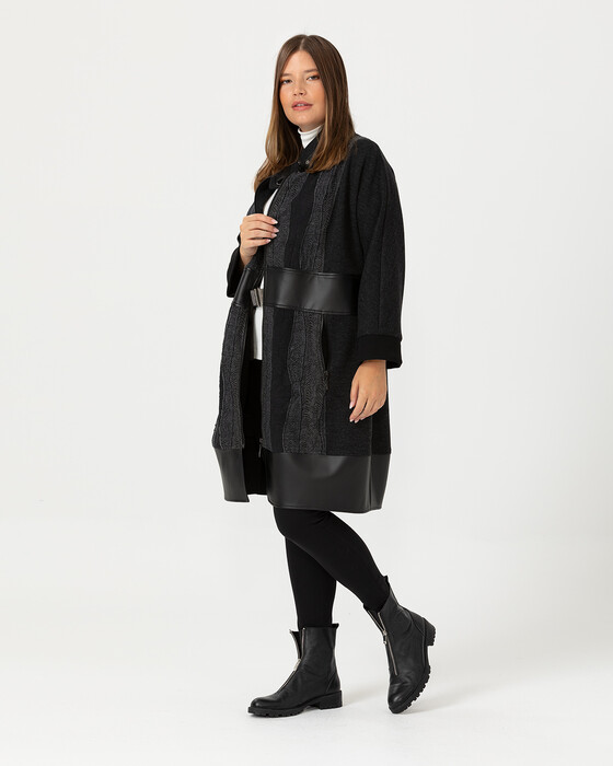 PLUS SIZE CAPE ZIPPER DETAIL