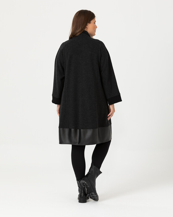 PLUS SIZE CAPE ZIPPER DETAIL