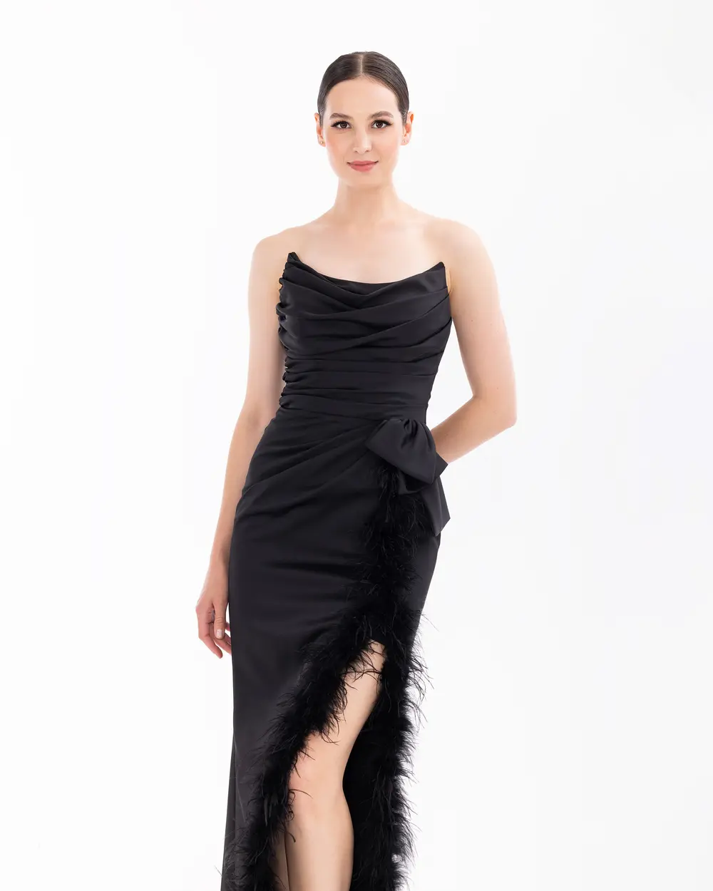 Tüy Detaylı Straplez Yırtmaçlı Abiye