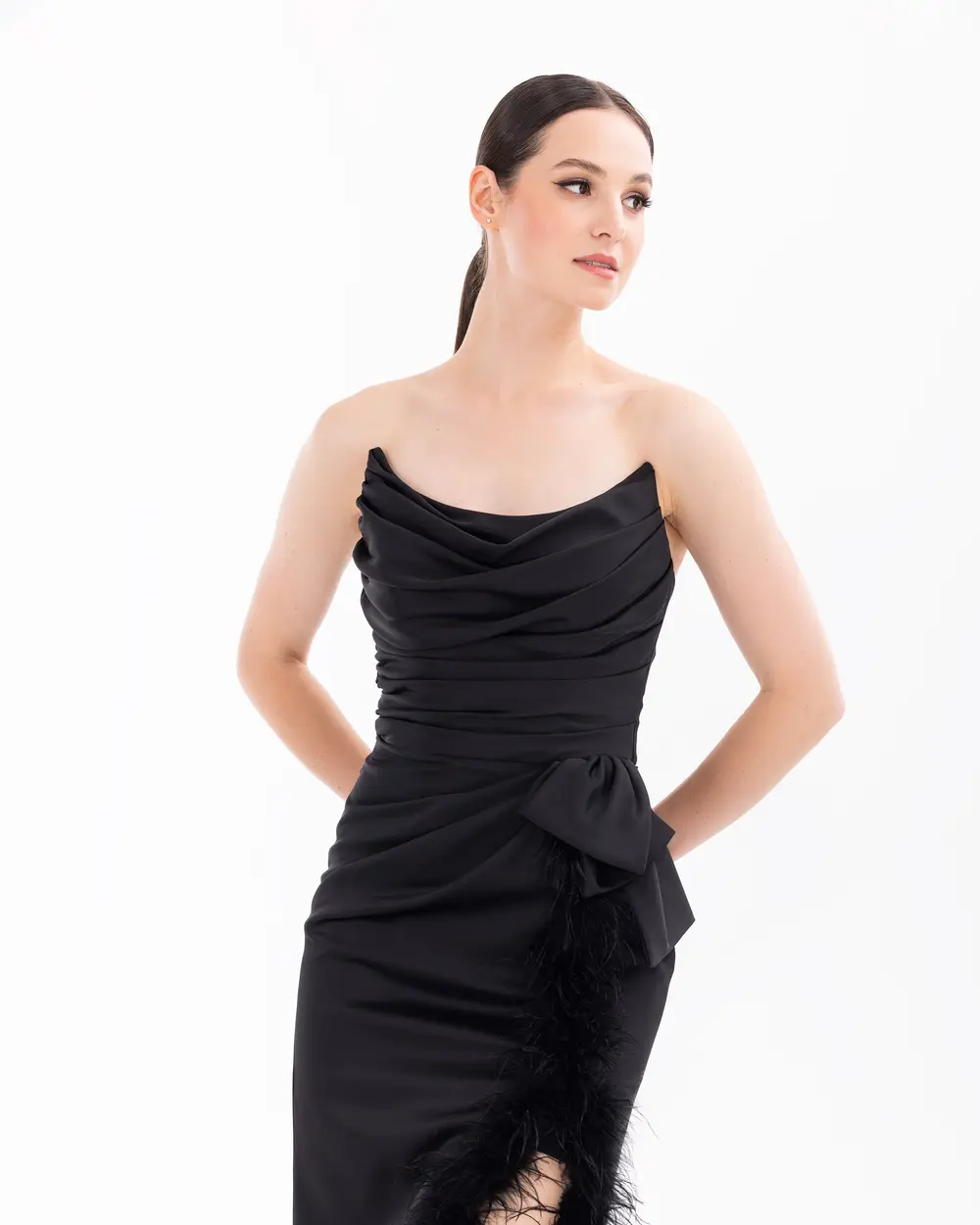 Tüy Detaylı Straplez Yırtmaçlı Abiye