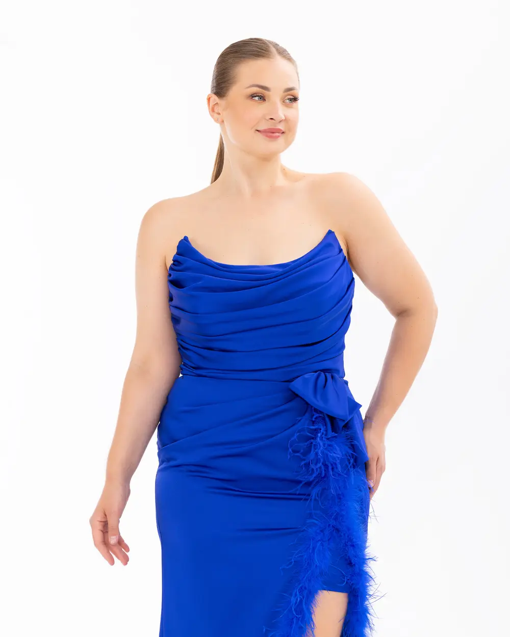 Tüy Detaylı Straplez Yırtmaçlı Abiye