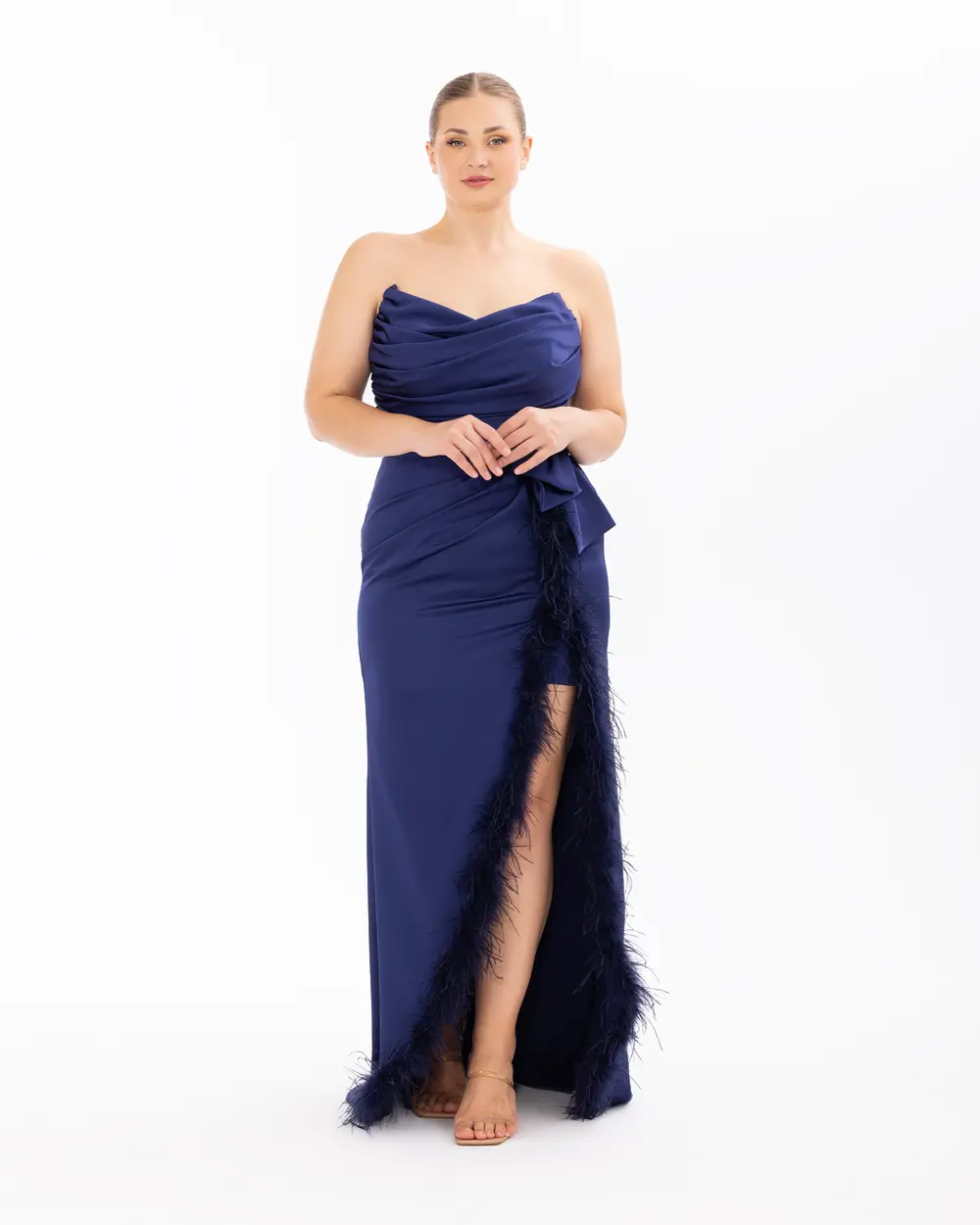 Tüy Detaylı Straplez Yırtmaçlı Abiye