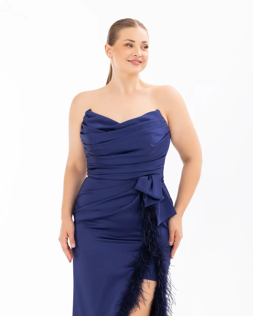 Tüy Detaylı Straplez Yırtmaçlı Abiye