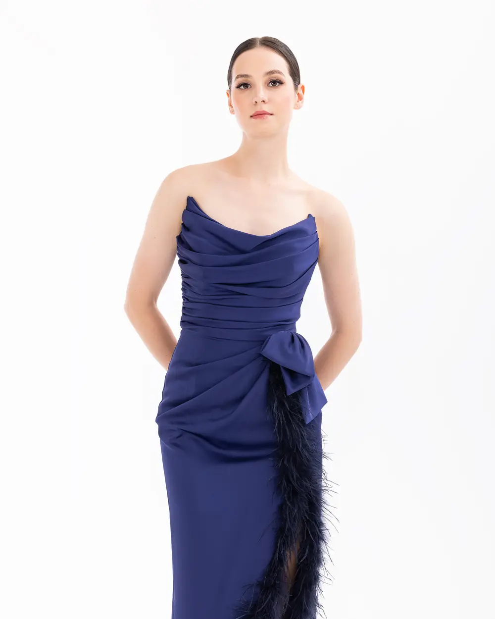 Tüy Detaylı Straplez Yırtmaçlı Abiye