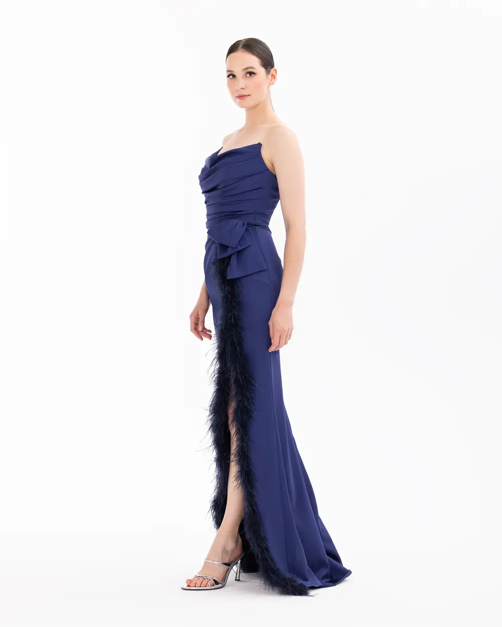 Tüy Detaylı Straplez Yırtmaçlı Abiye