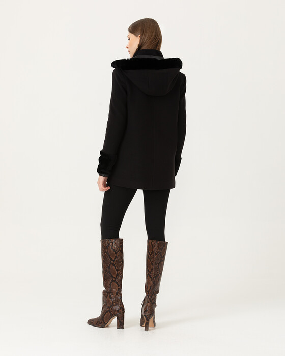 Tüy Detaylı Cepli Kaban