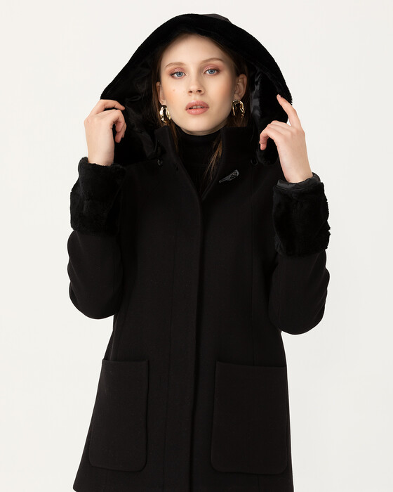 Tüy Detaylı Cepli Kaban