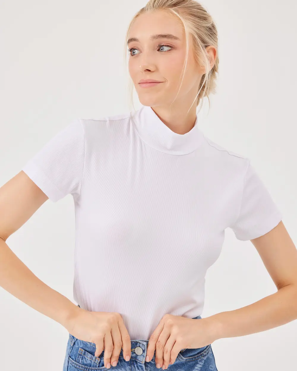 Dik Yaka Basic Tişört