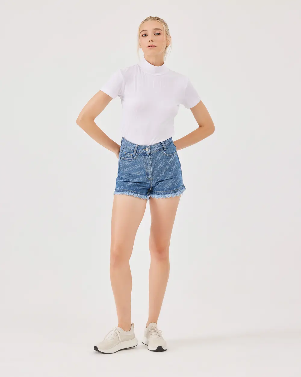 Dik Yaka Basic Tişört