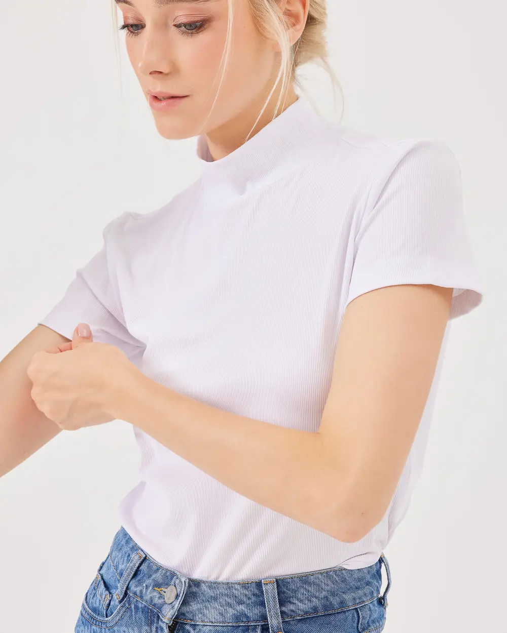 Dik Yaka Basic Tişört