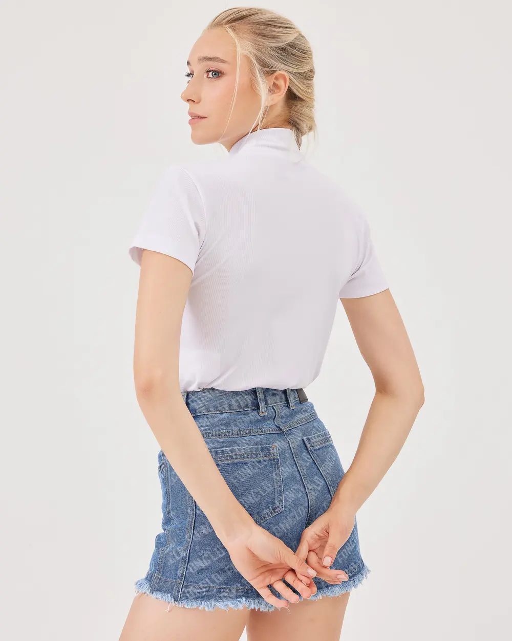 Dik Yaka Basic Tişört