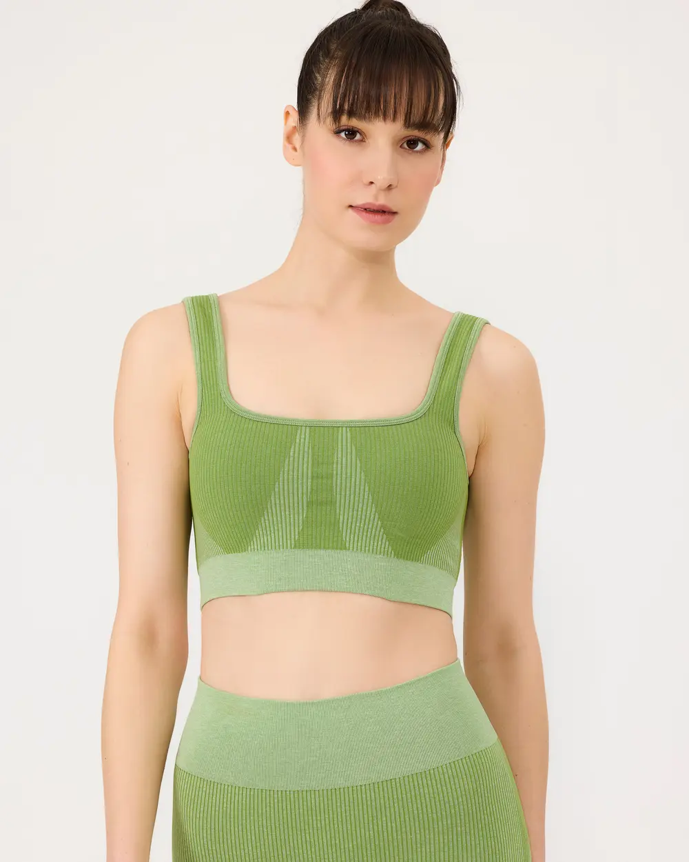 Seamless Mid Support Sports Bra with Breast Cups