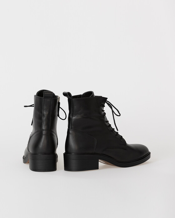 Ince Bağcıklı Bilekte Bot