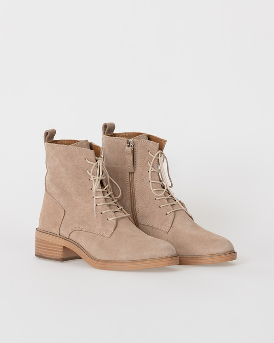 Ince Bağcıklı Bilekte Bot