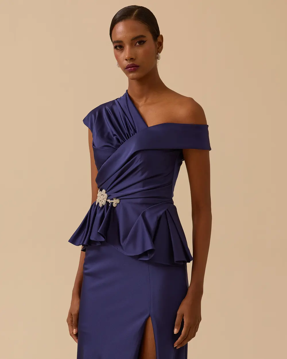 Tek Omuz Aksesuarlı Saten Abiye