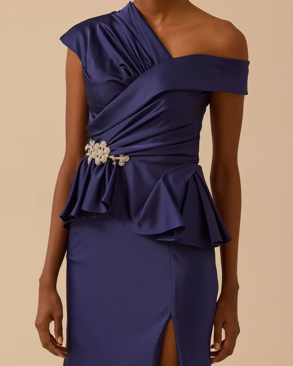 Tek Omuz Aksesuarlı Saten Abiye