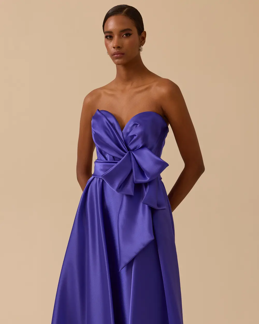 Cepli Straplez Yaka Yırtmaçlı Saten Abiye