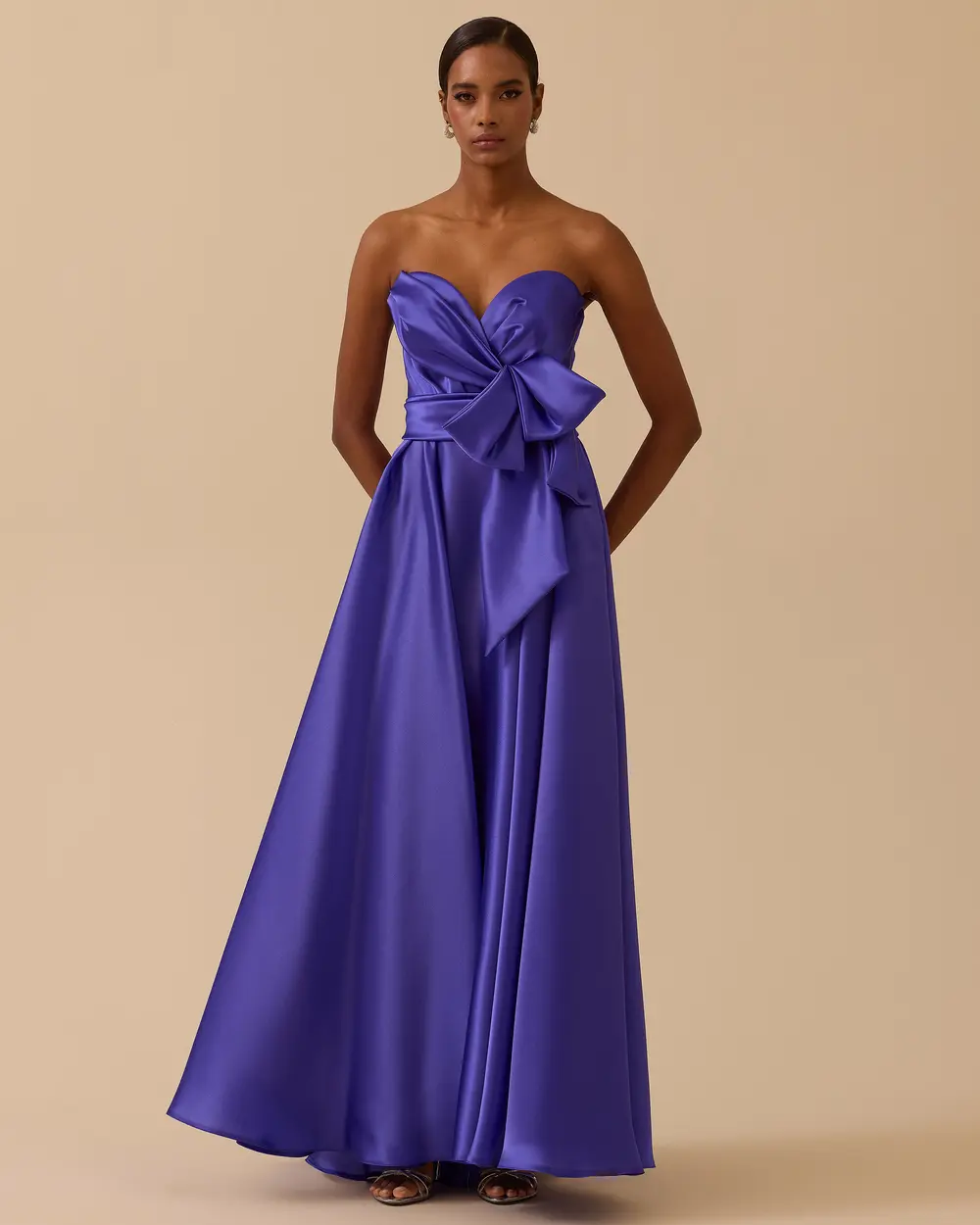 Cepli Straplez Yaka Yırtmaçlı Saten Abiye