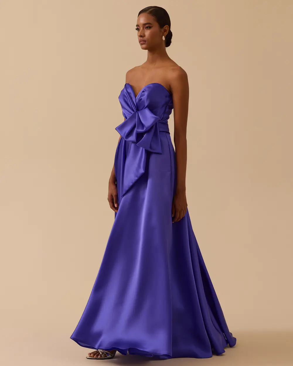 Cepli Straplez Yaka Yırtmaçlı Saten Abiye