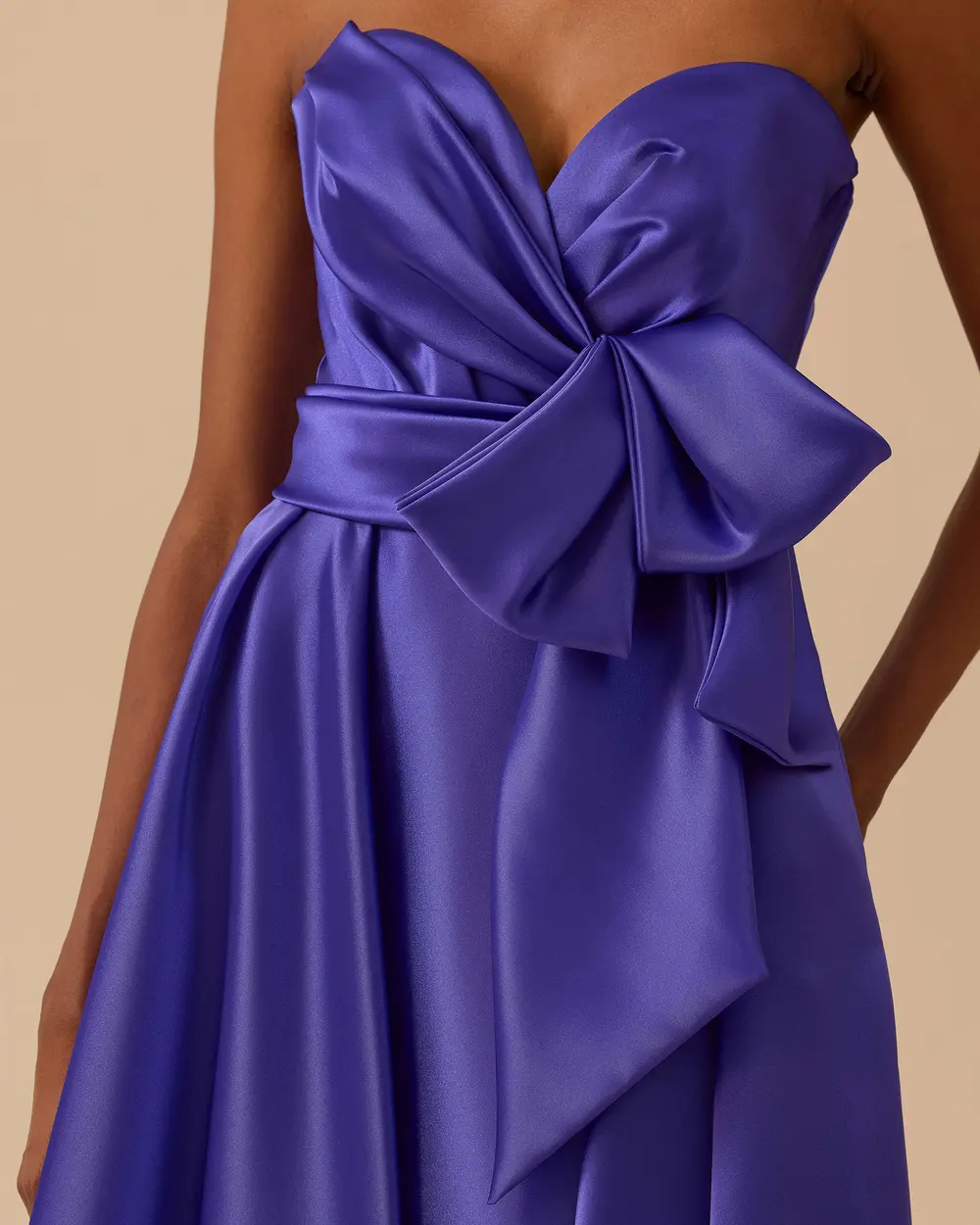 Cepli Straplez Yaka Yırtmaçlı Saten Abiye