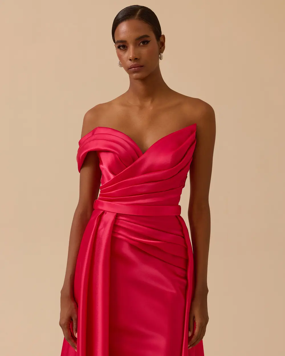 Düşük Omuz Drapeli Saten Abiye