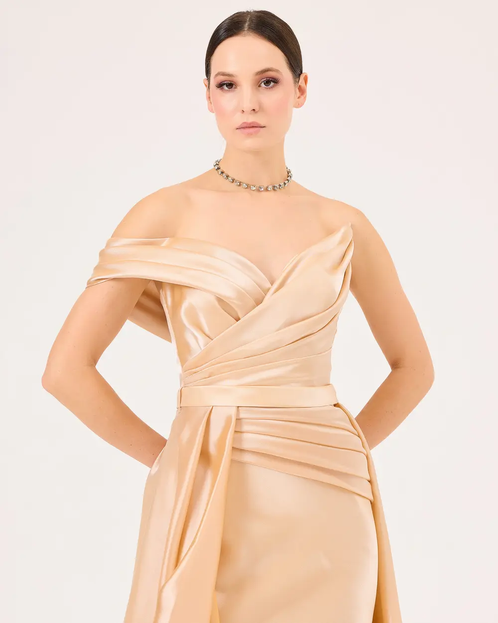 Düşük Omuz Drapeli Saten Abiye