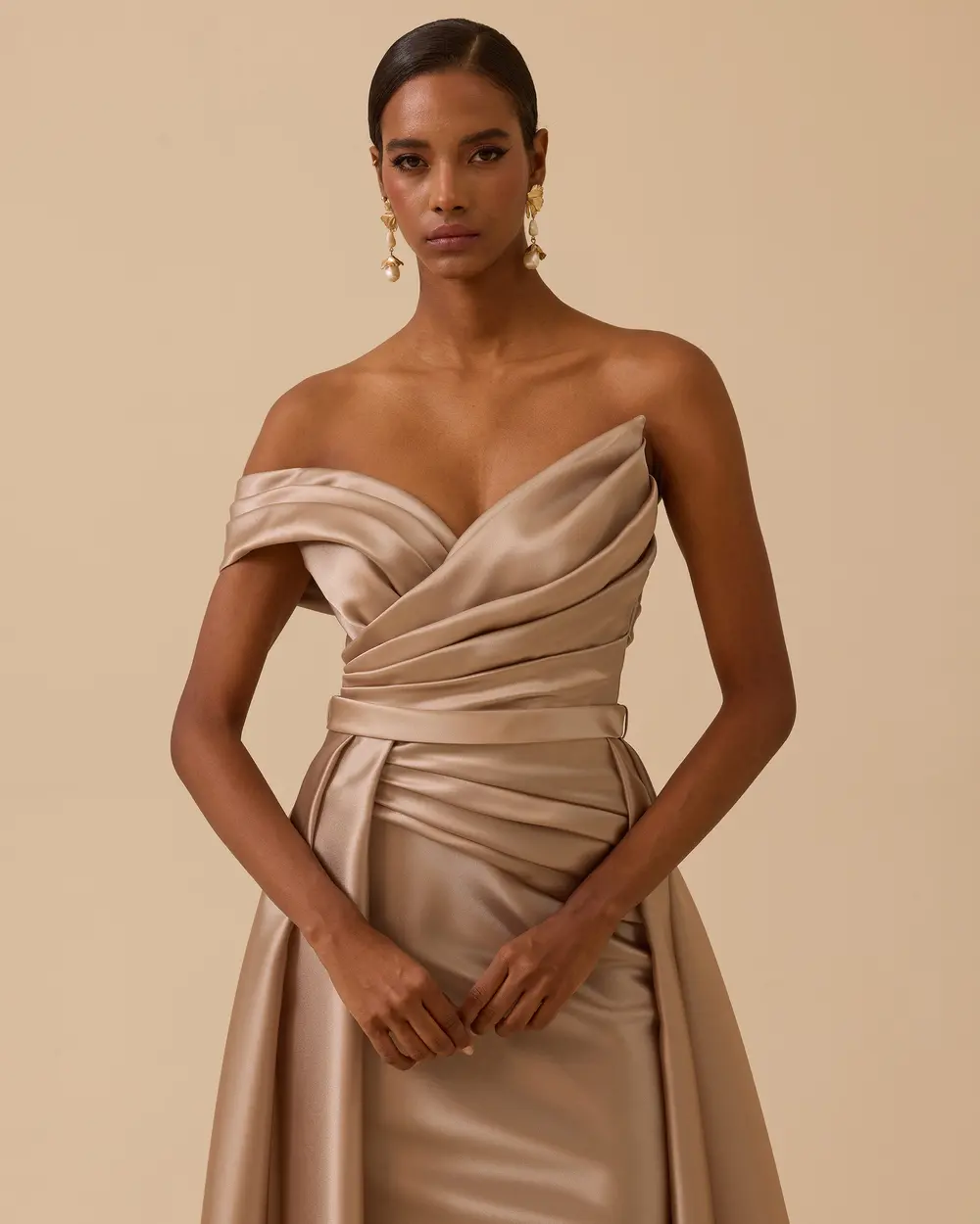 Düşük Omuz Drapeli Saten Abiye