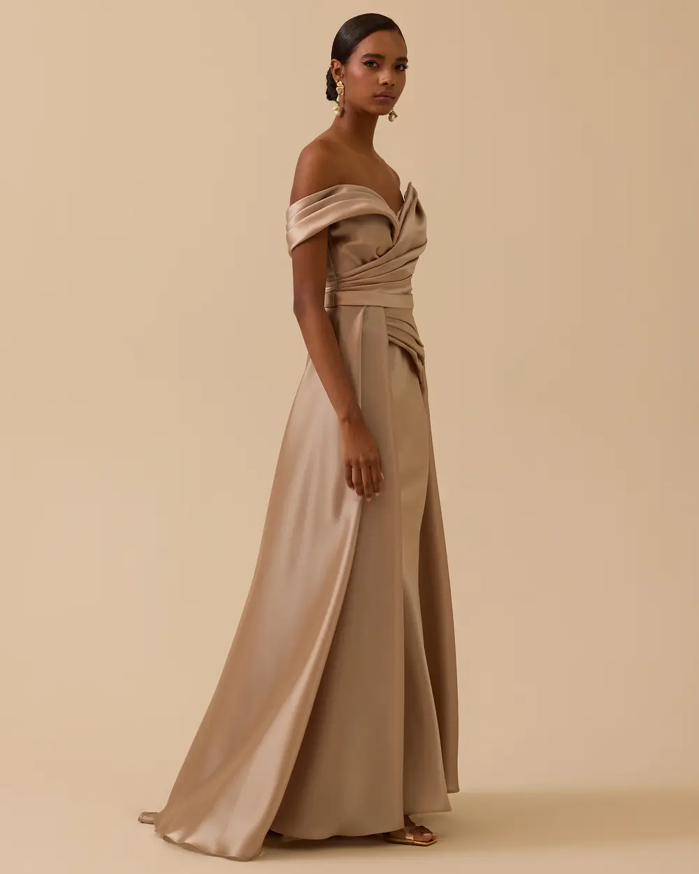 Düşük Omuz Drapeli Saten Abiye