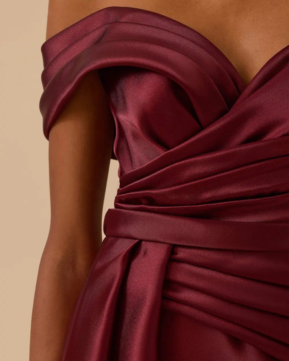 Düşük Omuz Drapeli Saten Abiye