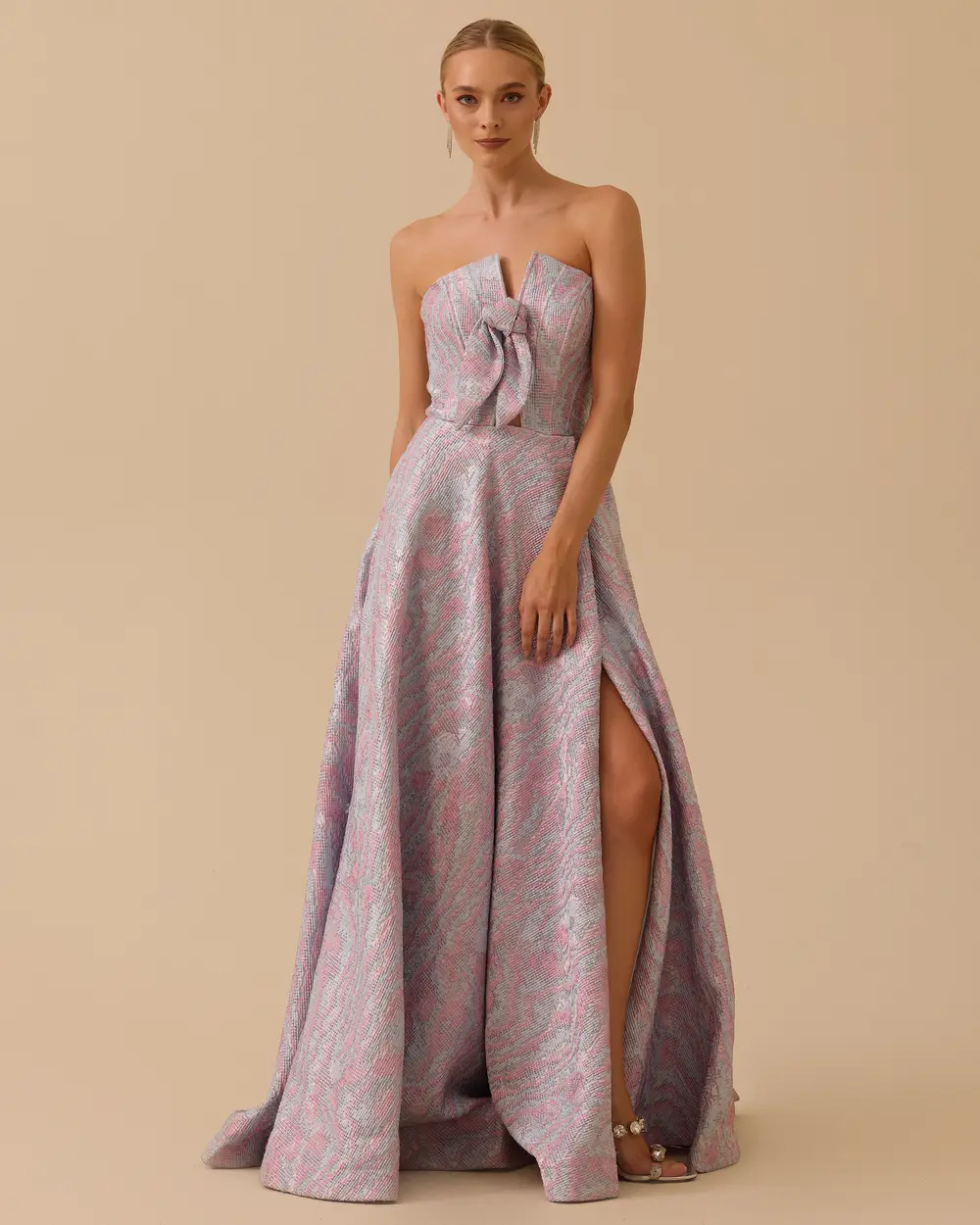 Straplez Yaka Yırtmaçlı Jakar Abiye