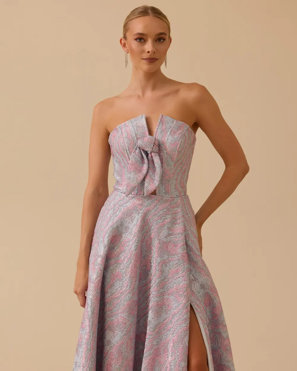 Straplez Yaka Yırtmaçlı Jakar Abiye