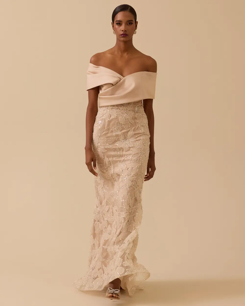 Düşük Omuzlu Dar Form İşlemeli Abiye