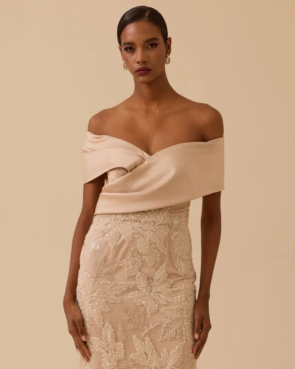 Düşük Omuzlu Dar Form İşlemeli Abiye