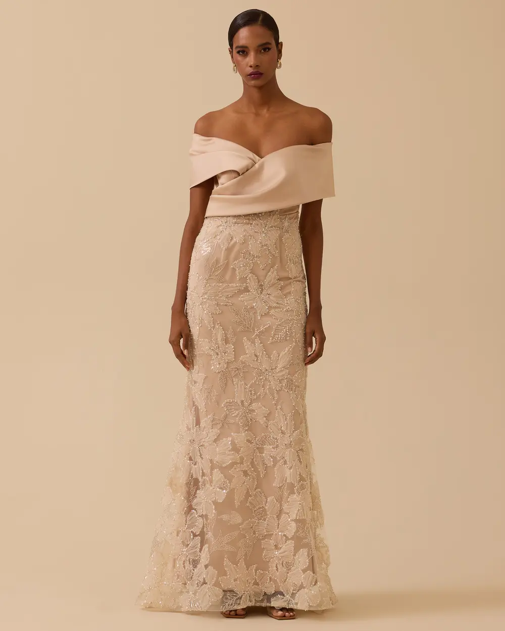 Düşük Omuzlu Dar Form İşlemeli Abiye