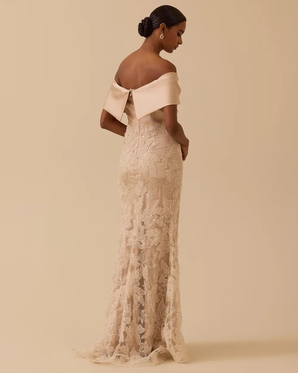 Düşük Omuzlu Dar Form İşlemeli Abiye