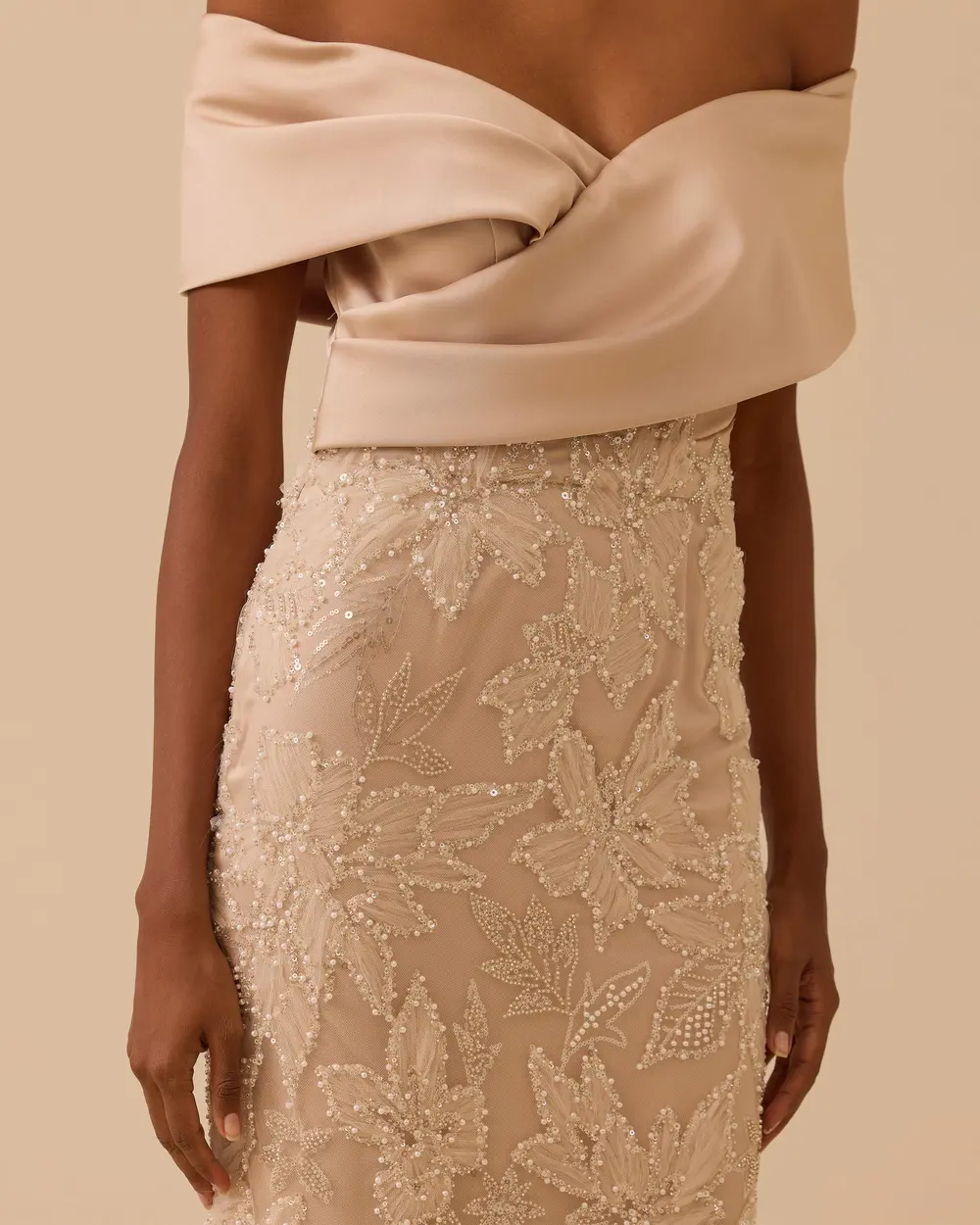 Düşük Omuzlu Dar Form İşlemeli Abiye