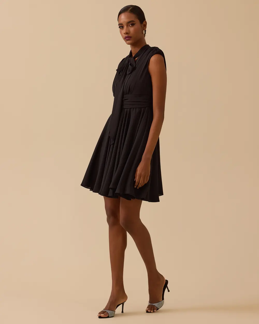 Fiyonk Yaka Pileli Mini Elbise