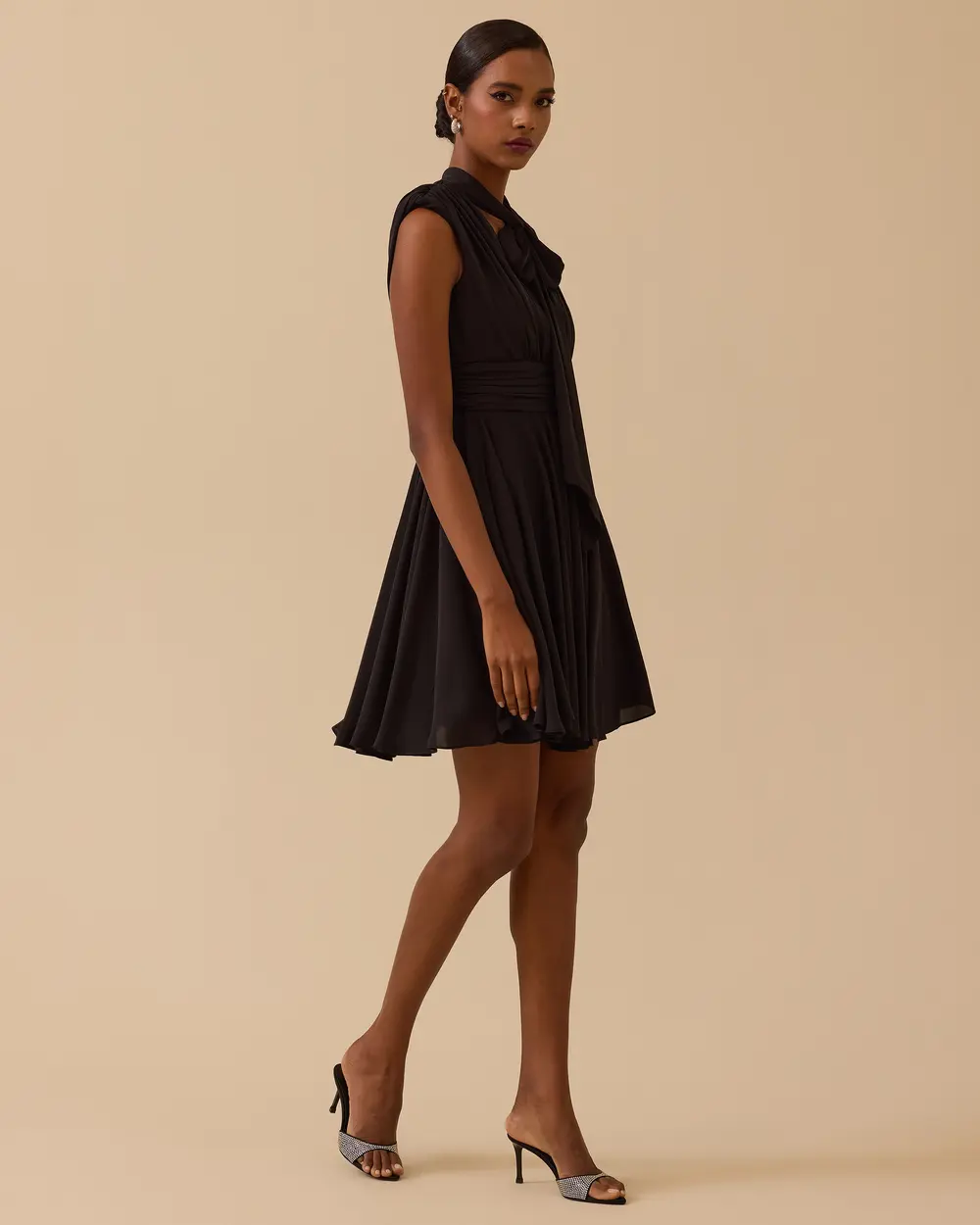 Fiyonk Yaka Pileli Mini Elbise