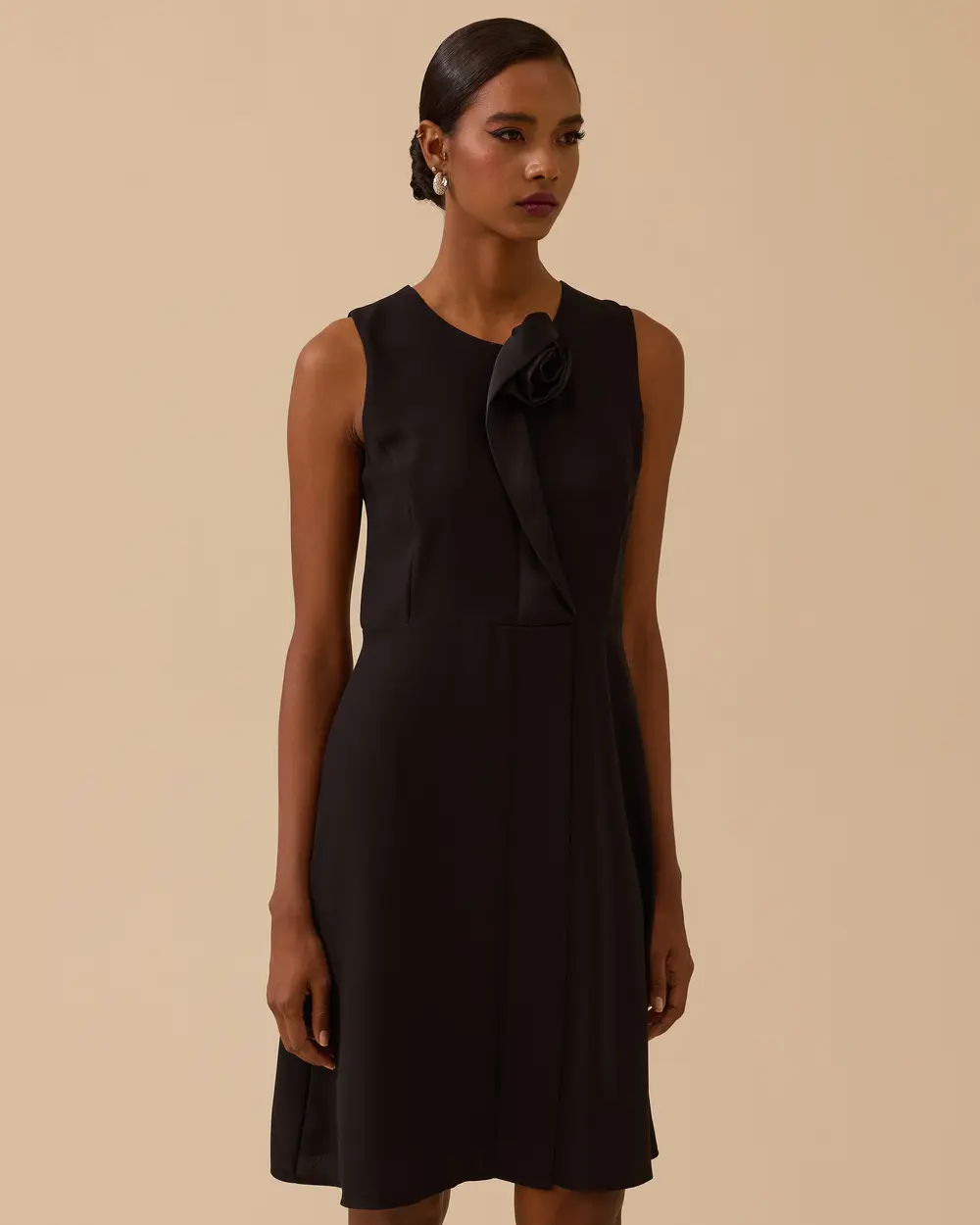 Gül Detaylı Kolsuz Diz Üstü Şık Elbise