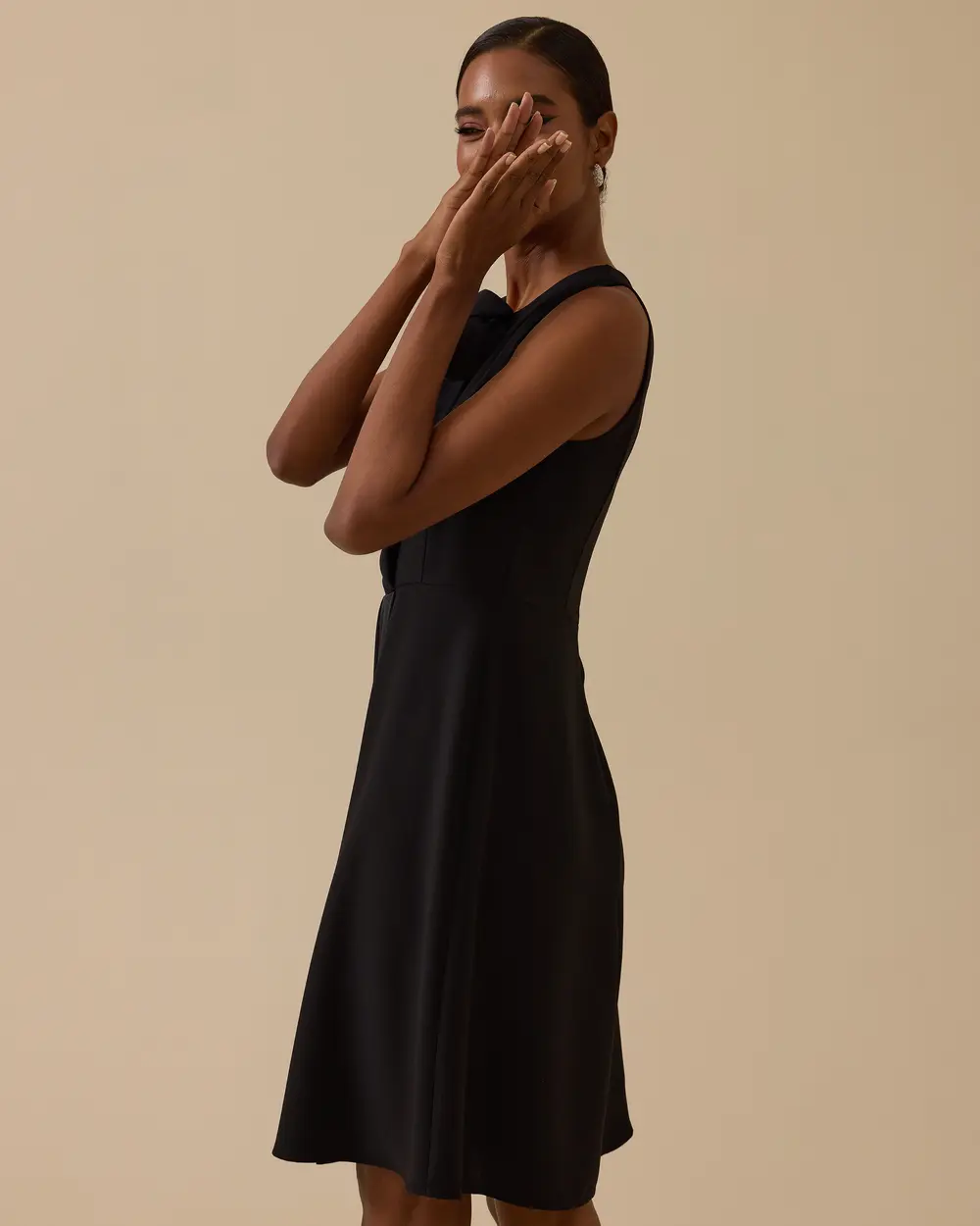 Gül Detaylı Kolsuz Diz Üstü Şık Elbise