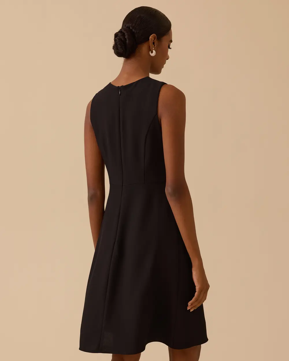 Gül Detaylı Kolsuz Diz Üstü Şık Elbise