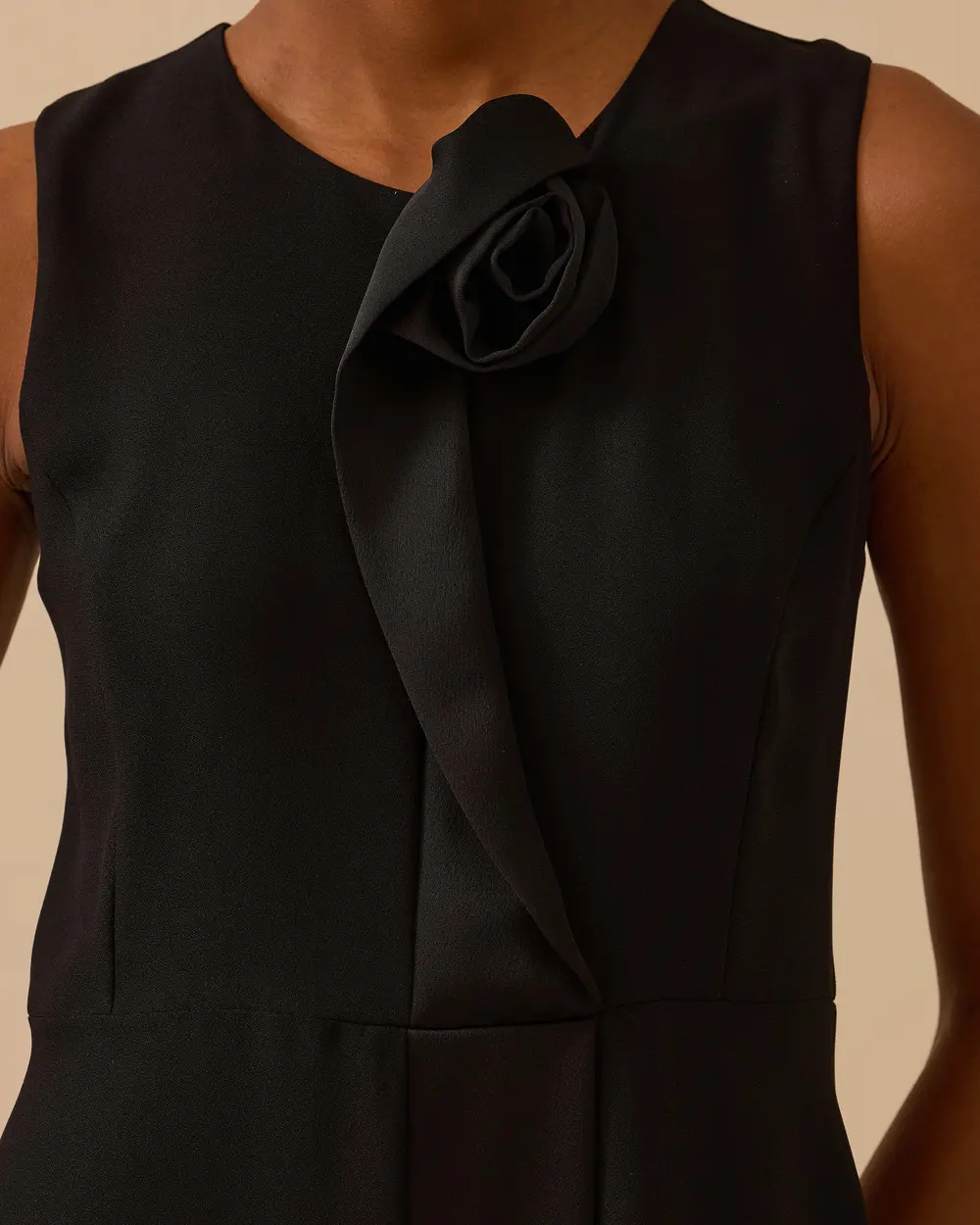 Gül Detaylı Kolsuz Diz Üstü Şık Elbise