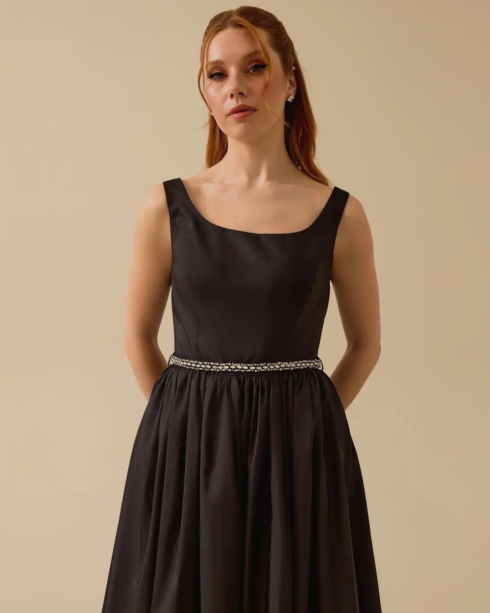 Kemerli Kare Yaka Tafta Şık Elbise