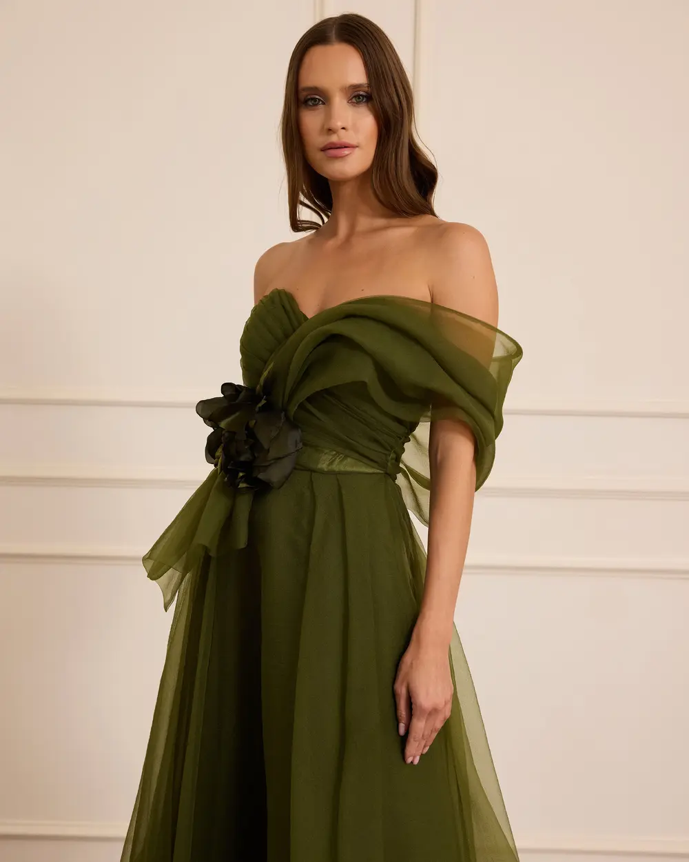 Çiçek Aksesuarlı Yırtmaçlı Abiye