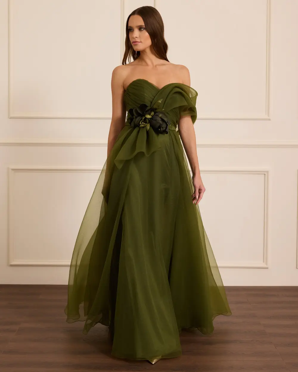 Çiçek Aksesuarlı Yırtmaçlı Abiye