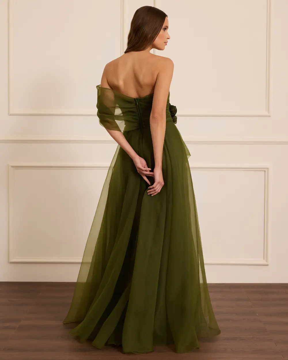 Çiçek Aksesuarlı Yırtmaçlı Abiye