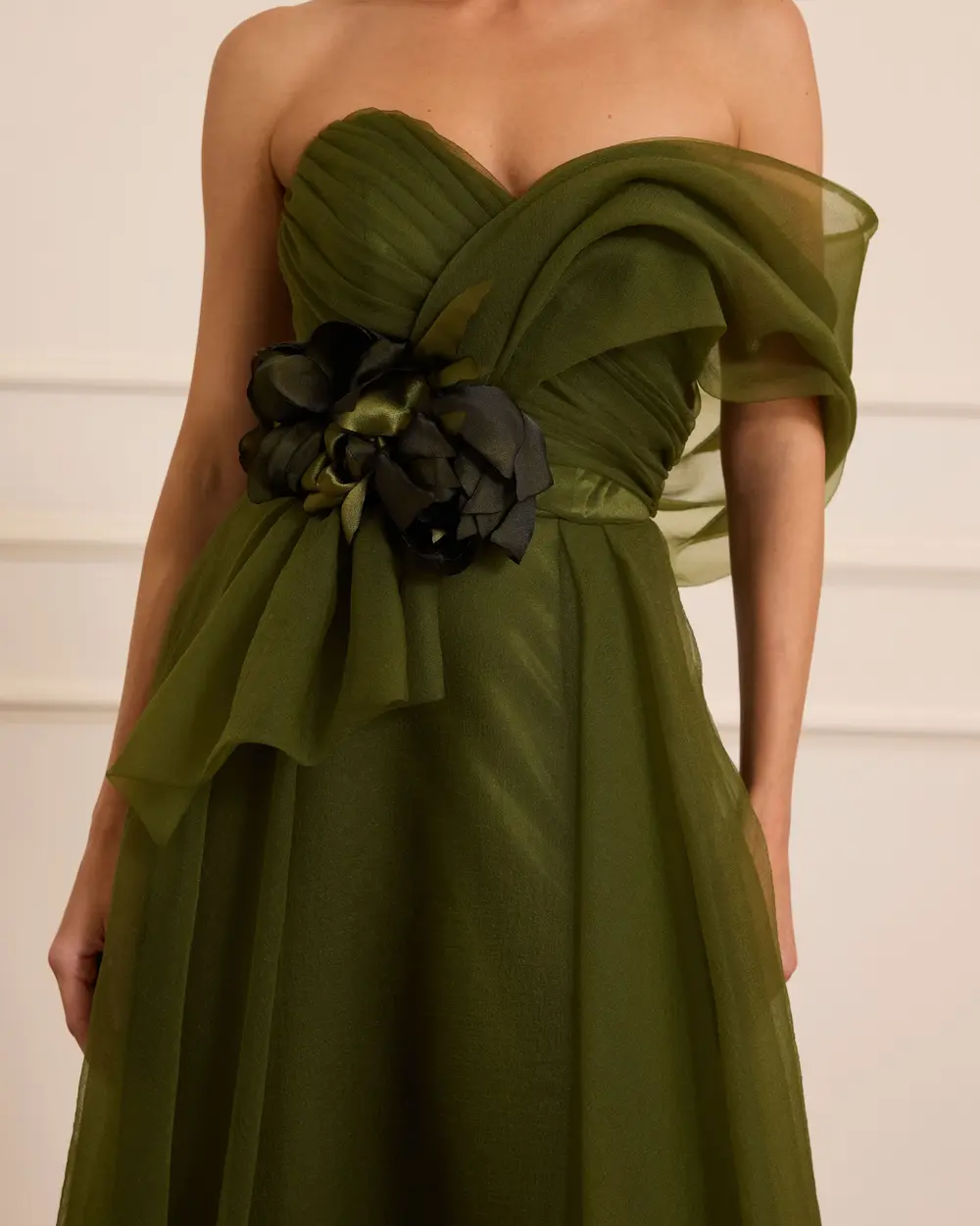 Çiçek Aksesuarlı Yırtmaçlı Abiye