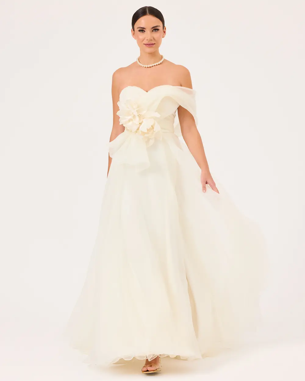 Çiçek Aksesuarlı Yırtmaçlı Abiye