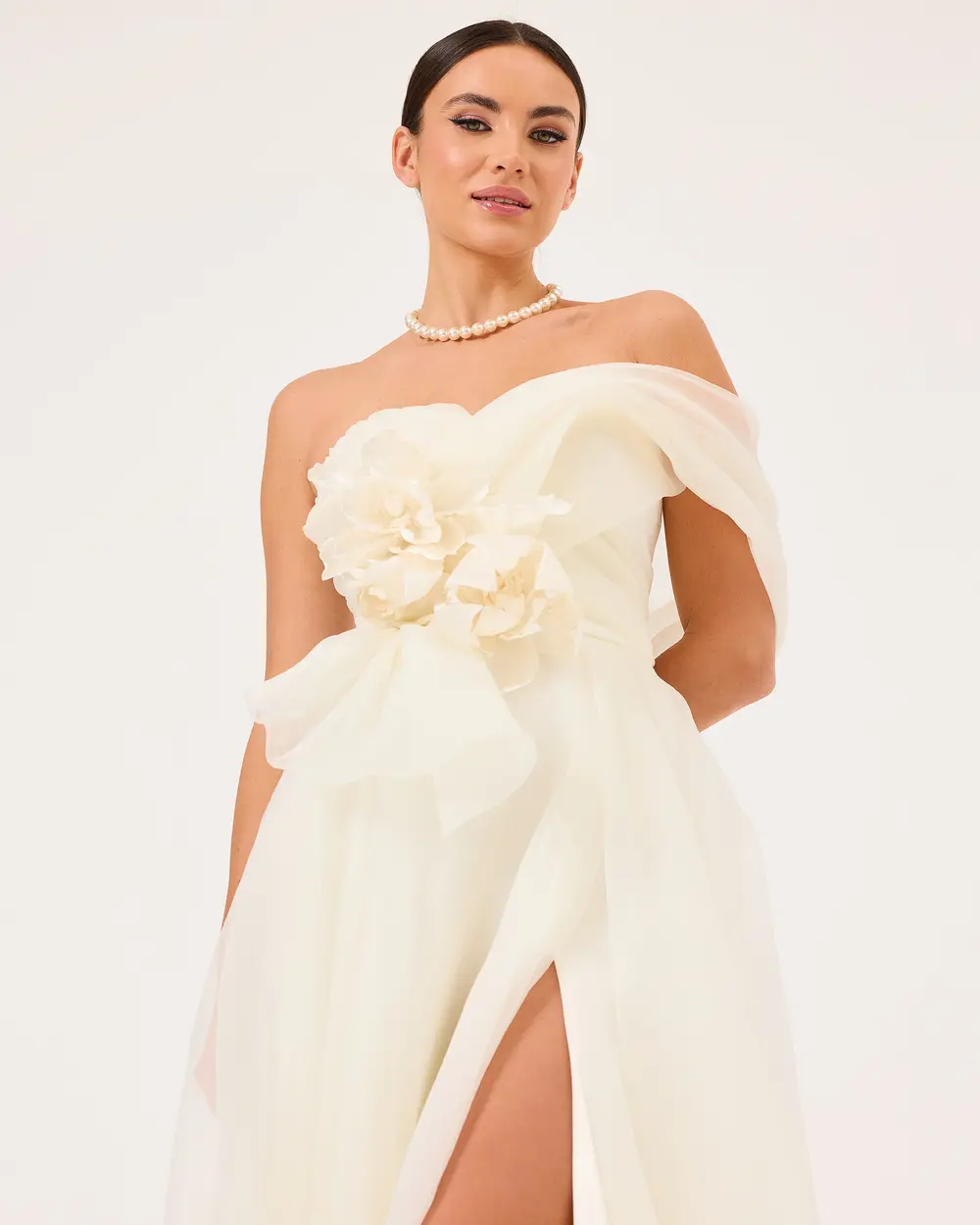 Çiçek Aksesuarlı Yırtmaçlı Abiye