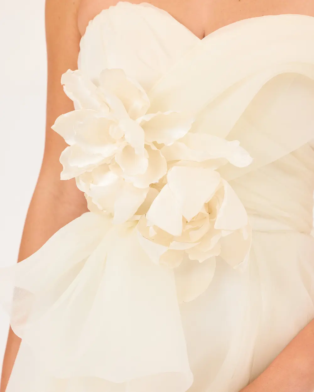 Çiçek Aksesuarlı Yırtmaçlı Abiye